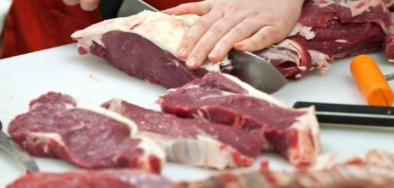 الطريقة الشرعية لتوزيع الأضحية.. لا نسب إلزامية والصدقة على الأقارب أولى