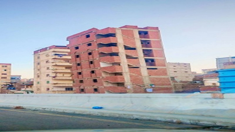 عقار مائل يهدد أرواح المواطنين بالإسكندرية