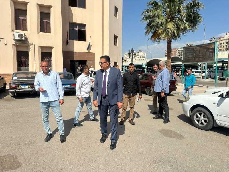 جولة مفاجئة بمجمع مواقف دمنهور