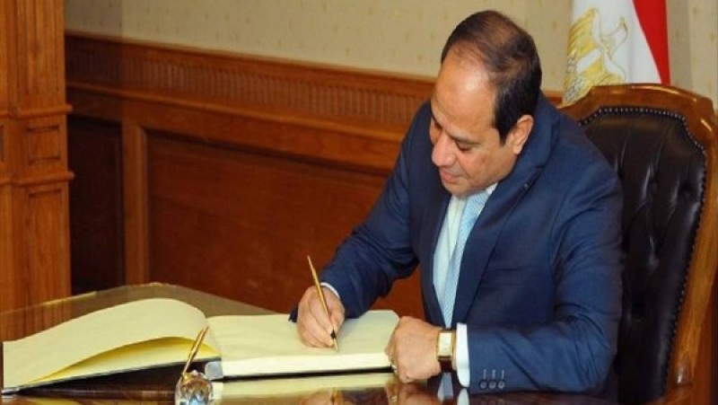 السيسي يصدق على قانونين جديدين