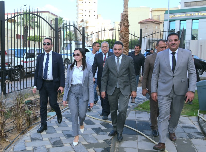 محافظ البحيرة تتابع جاهزية المتنزهات والميادين بدمنهور وتلتقى بعدد من المواطنين والأطفال وتهنئهم بقرب حلول عيد الأضحى