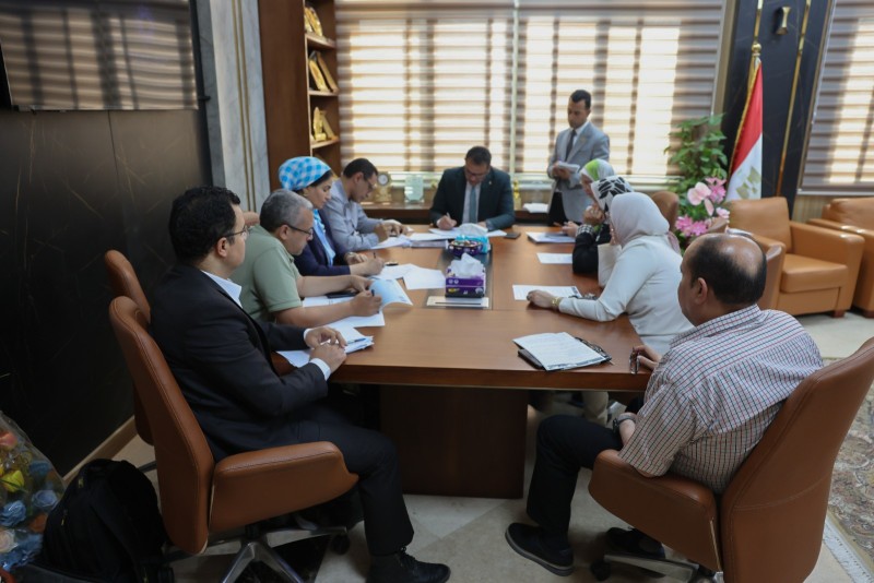 رئيس جامعة المنصورة الأهلية يناقش خطة تعيين المعيدين لدعم الكوادر الأكاديمية