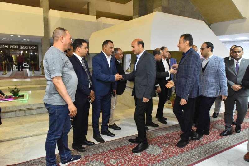 محافظ أسيوط يواصل استقبال المهنئين بعيد الأضحى وسط أجواء احتفالية وعروض فنية بديوان عام المحافظة