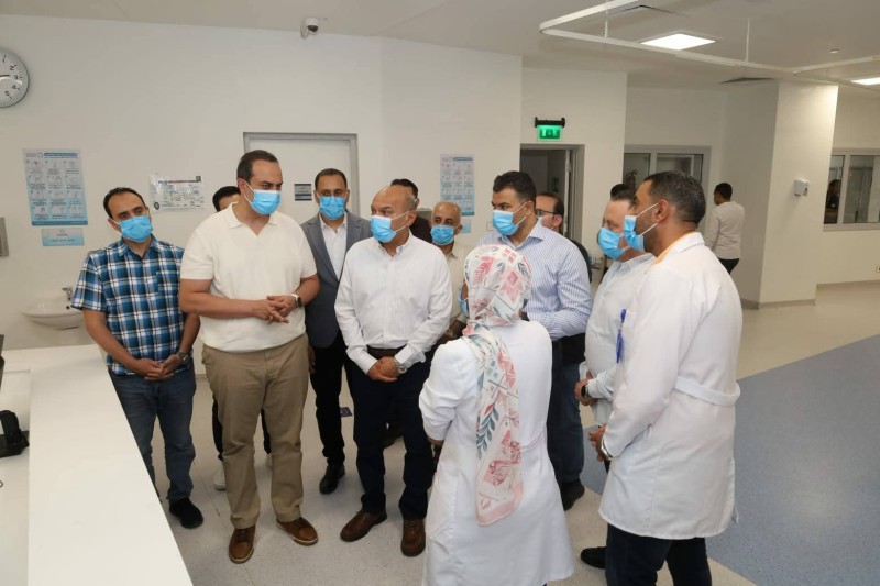 المحافظ ورئيس هيئة الرعاية الصحية في جولة تفقدية لمتابعة سير العمل والإطمئنان على خطة التأمين الطبي بالسويس