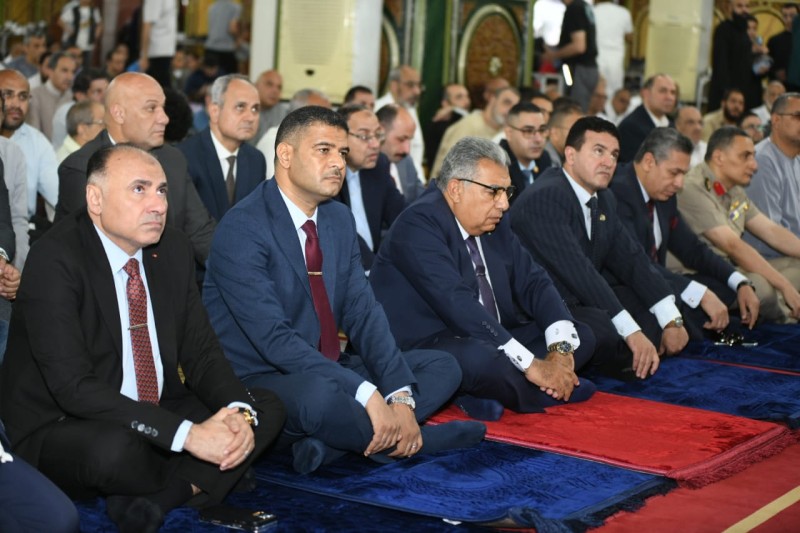 المحافظون ونوابهم يؤدون صلاة العيد بالمحافظات ويثمنون جهود الوزارة في حسن تنظيم الساحات والمساجد