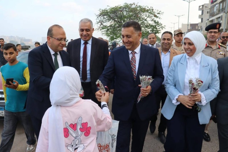 محافظ القليوبية يشارك المواطنين فرحتهم ويوزع الورود والهدايا على كورنيش النيل ببنها .. عقب أداء صلاة عيد الأضحي