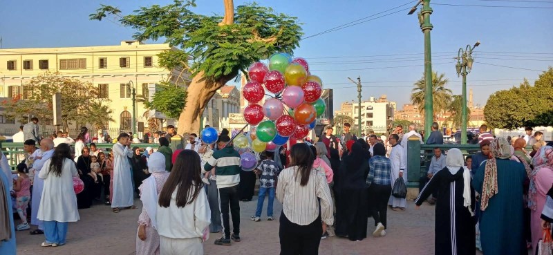 بعد صلاة العيد.. كورنيش المنيا يتزين ببهجة الأهالي في أجواء احتفالية