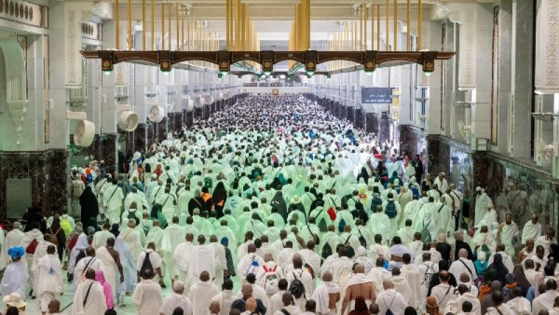حجاج بيت الله يؤدون طواف الإفاضة بعد رمي جمرة العقبة الكبرى (بث مباشر)