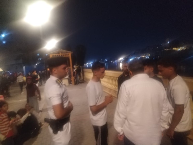 المحافظ تواجد وسط المواطنين بممشى المنصورة لتقديم التهنئة بعيد الأضحى