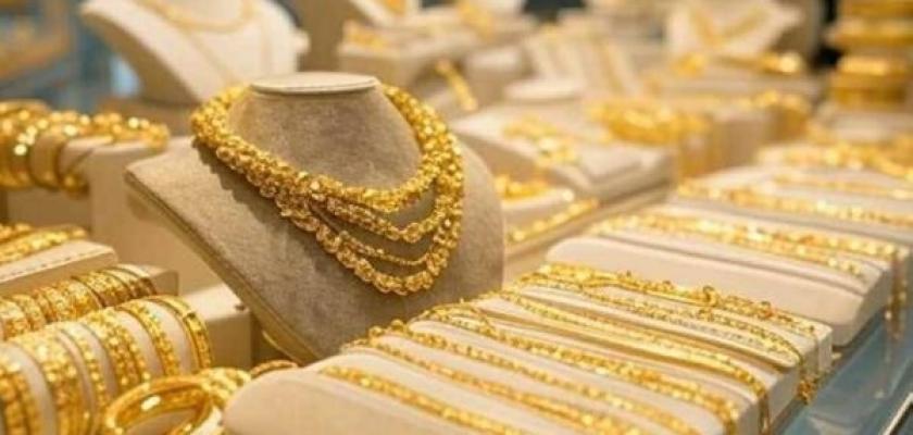 الذهب بين مكاسب أسبوعية وخسائر شهرية.. الأوقية تتراجع 1.7% وفجوة 105 جنيهات محليًا