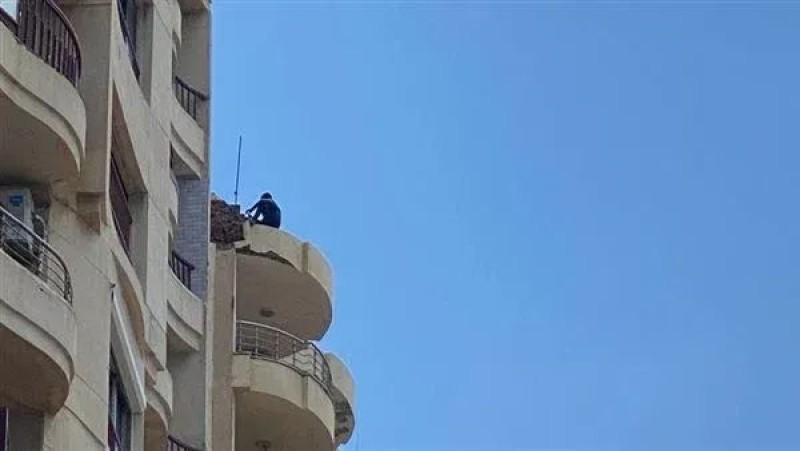 شاب يجلس على سور الطابق الثالث عشر والحماية المدنية تتدخل لإنقاذه