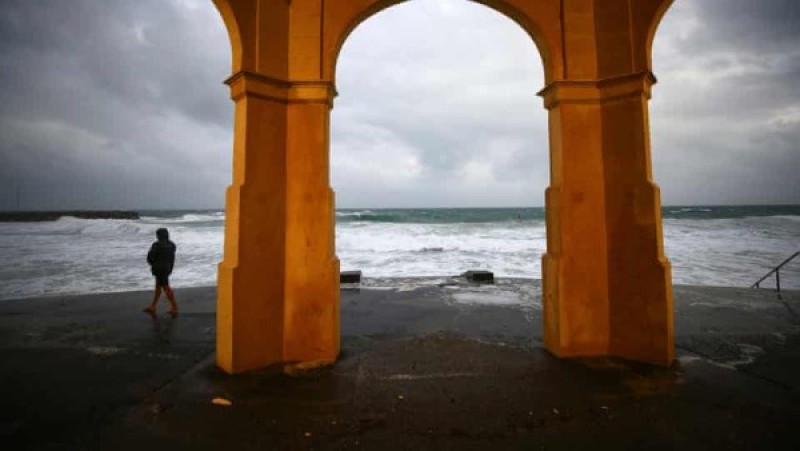 عاصفة عنيفة تضرب غرب أستراليا وتقطع الكهرباء عن آلاف السكان