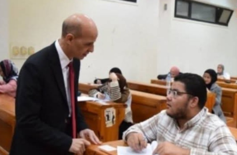 ضبط ١١ طالبًا اثناء الغش بإستخدام الهاتف والذكاء الاصطناعي بجامعة بني سويف