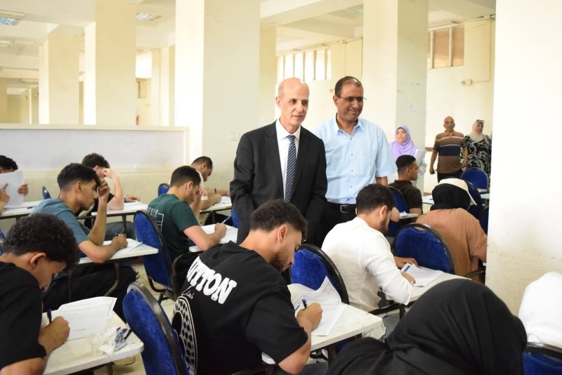 رئيس جامعة بني سويف يتفقد لجان امتحانات نهاية العام  بكليتي الحقوق والتجارة