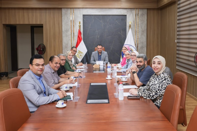 رئيس جامعة المنصورة الأهلية يعقد اجتماعًا لمتابعة التطوير الرقمي وسير العملية التعليمية