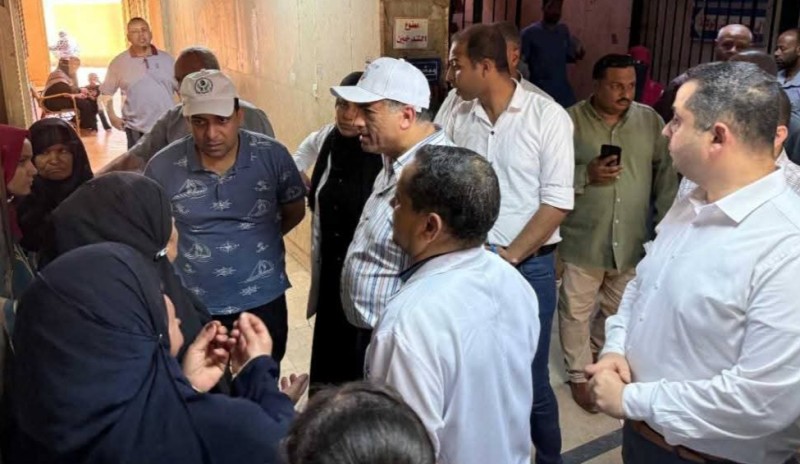 محافظ قنا يفاجئ مستشفى قوص المركزي .. ويوجه بمضاعفة طلبات العلاج على نفقة الدولة إلى 200 طلب