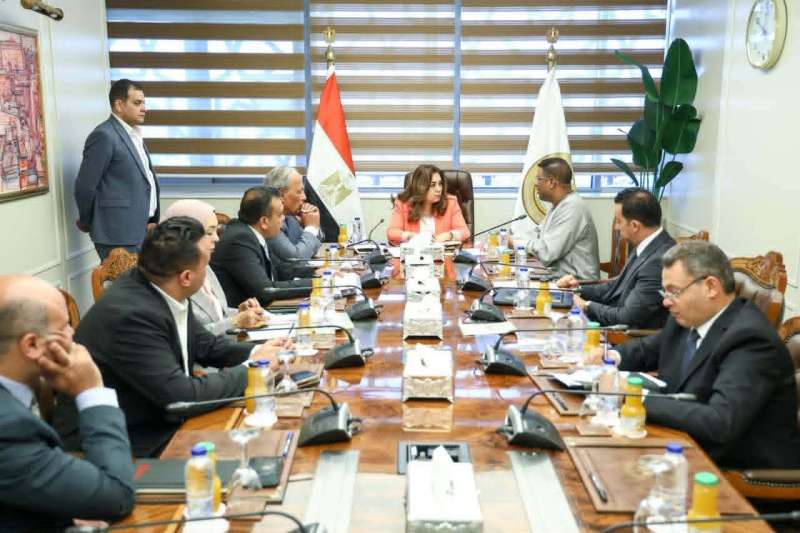 وزيرة التنمية المحلية والبيئة تبحث مع نواب البرلمان والشيوخ ملفات الخدمات والاستثمار بالمحافظات
