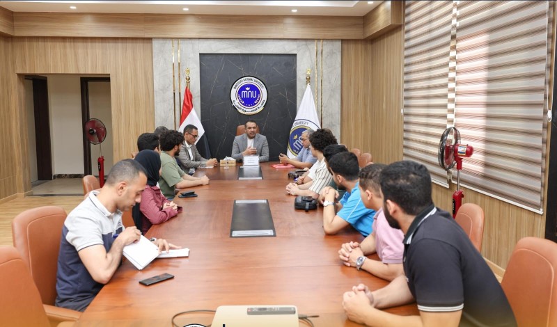 رئيس جامعة المنصورة الأهلية يلتقي طلاب فرق “إنّاكتس”