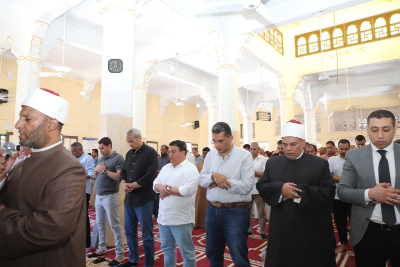 محافظ البحر الأحمر أدي صلاة الجمعة بمسجد المدينة المنورة برأس غارب