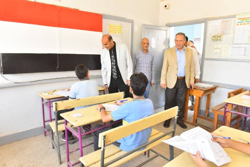 محافظ أسيوط يتفقد لجان امتحانات الشهادة الإعدادية بمدرستي ناصر الثانوية العسكرية وناصر الإعدادية بنين ويتابع انتظام سير الامتحانات