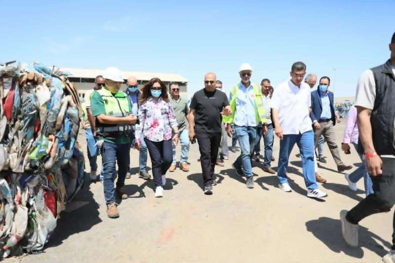 وزيرة التنمية المحلية والبيئة ومحافظ البحر الأحمر يتفقدان مصنع تدوير المخلفات بالغردقة
