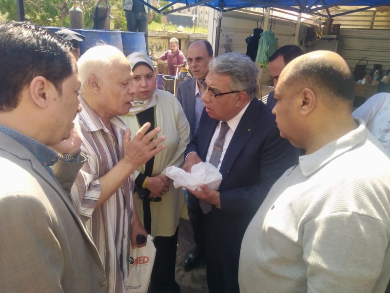 محافظ الدقهلية يكلف على الفور بصرف علاج أحد كبار السن التقاه بالشارع