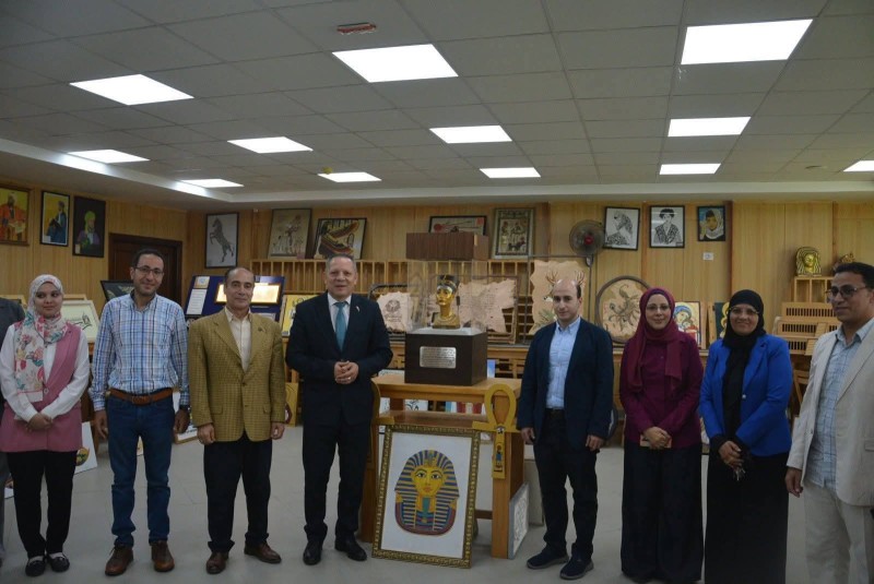 رئيس جامعة دمياط يفتتح معرض مشروعات طلاب قسم ترميم وصيانة الآثار