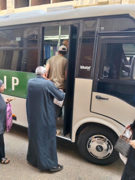 المحافظ يتابع انتظام عمل منظومة ”مواصلات المنصورة” الجديدة بخدمة VIP مميزة .. التي دشنها اليوم