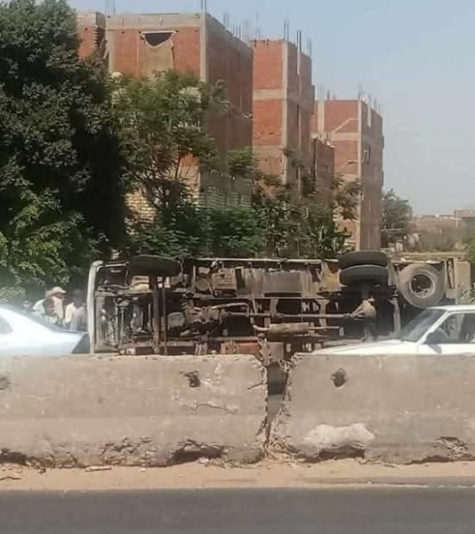 انقلاب سيارة نقل على الطريق الزراعي السريع أمام مستشفى طوخ المركزي بمحافظة القليوبية