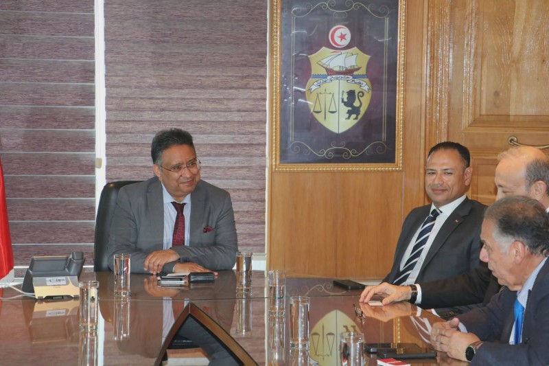السفير المصري في تونس يشارك في مائدة مستديرة رفيعة المستوى حول تعزيز التعاون الاقتصادي والاستثماري