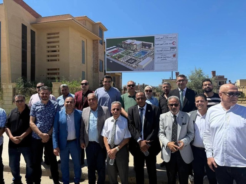 وفد من اتحاد المهن الطبية يتفقد بدء أعمال المرحلة الثانية من إنشاء نادي دمياط الجديدة