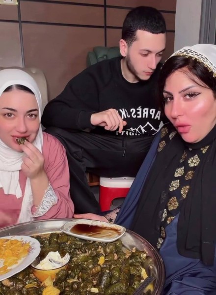”بتاكل بطريقة أثارت الإستياء” .. القبض علي نعمة أم إبراهيم