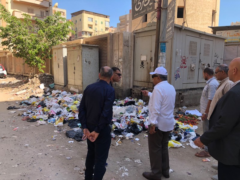 المحافظ تفقد تطوير مكتبة مصر العامة .. وتابع العمل بمنظومة النقل المميز .. ووجه برفع قمامة بشارع بغرب المنصورة .. وتفقد معرض السلع الدائم