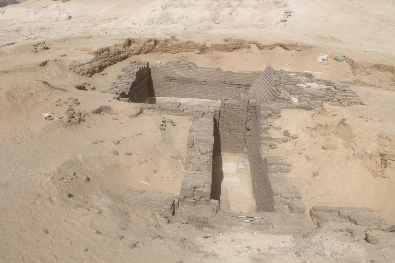 العثور على مقبرتين نادرتين ودفنات عمرها آلاف السنين في المنيا