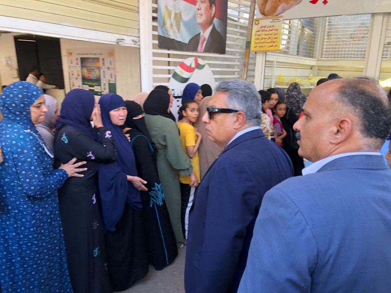 تفقد المحافظ للمعرض الدائم للسلع الغذائية بحي شرق المنصورة