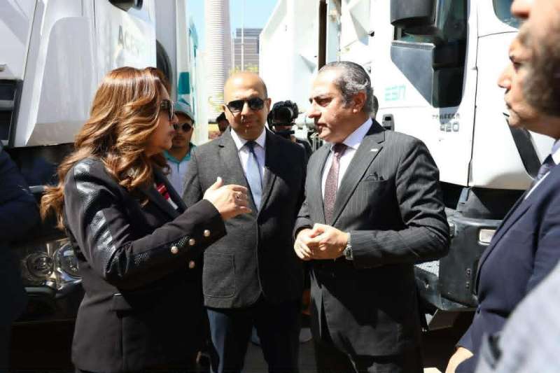 وزيرة التنمية المحلية والبيئة ورئيس شركة العاصمة يتفقدان الحي الحكومي ويدشنان أول ماكينات لاسترداد العبوات البلاستيكية والمعدنية