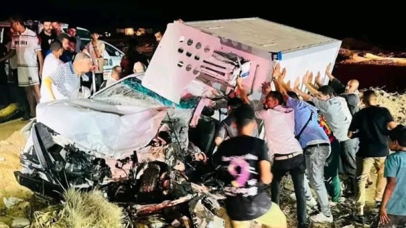 مصرع شخصين وإصابة 14 آخرين في تصادم ميكروباص وشاحنة برأس سدر