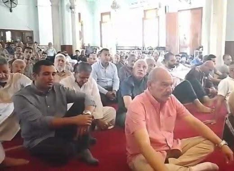 محافظ السويس يؤدي صلاة الجمعة بمسجد المعهد الديني بالملاحة