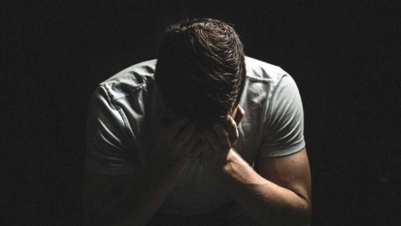 كيف يحرم الذنب صاحبه من الرحمة والنصرة؟