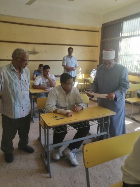 رئيس الإدارة المركزية لمنطقة القاهرة الأزهرية يتابع انتظام امتحان الجغرافيا بلجان الحلمية والمطرية