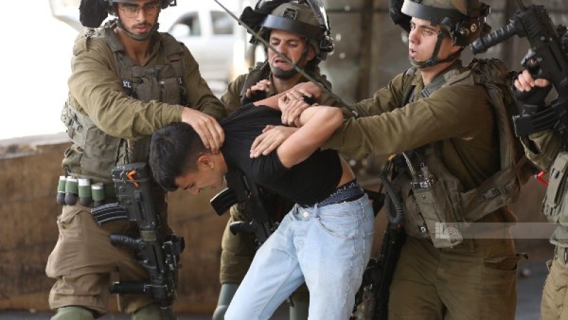 الاحتلال يعتقل 10 فلسطينيين من مدن الضفة الغربية