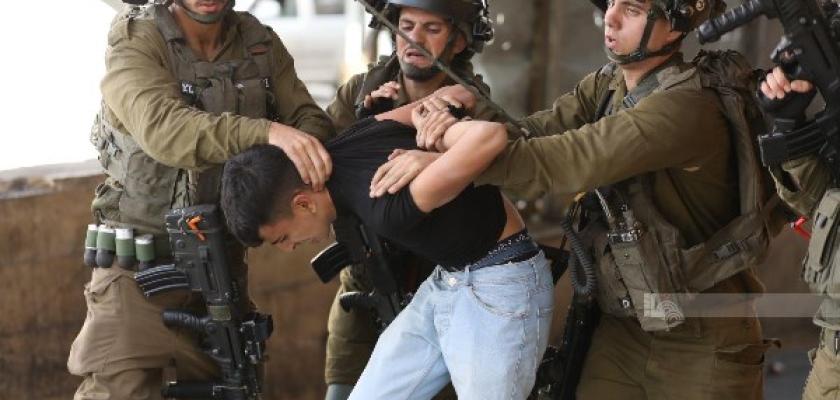 الاحتلال يعتقل 10 فلسطينيين من مدن الضفة الغربية