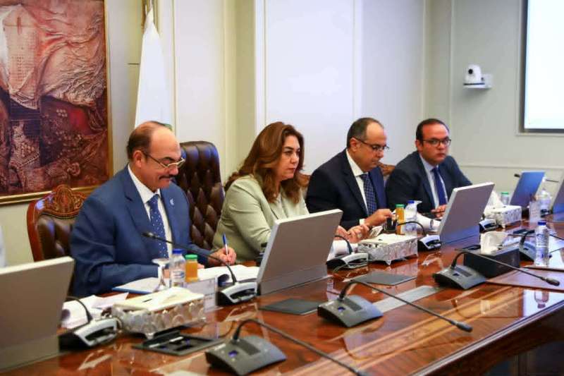 وزيرة التنمية المحلية والبيئة تترأس لجنة اختيار المتقدمين على بعض الوظائف القيادية الشاغرة بالوزارة