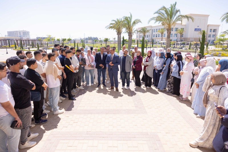 طلاب صيدلة جامعة المنصورة الأهلية ينظمون ممرًا شرفيًا لرئيس الجامعة تقديرًا لجهوده في تطوير الخدمات الطلابية