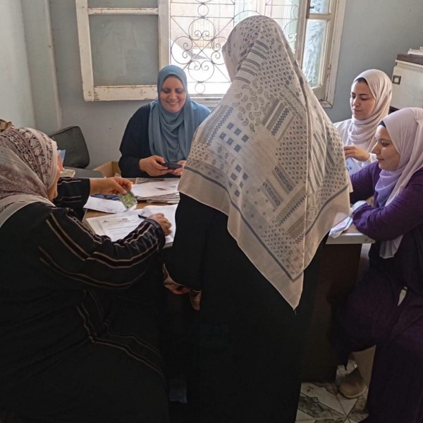 الرائدات الاجتماعيات بالدقهلية .. تشارك  في عملية تسليم كروت «تكافل وكرامة» لتقليل الزحام وخدمة المواطنين