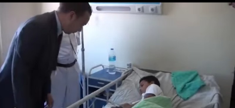 النيابة العامة وبالتنسيق مع جهات حماية الطفل والطب الشرعي تزور الطفل عبد الله ضحية واقعة التعذيب بمستشفى أشمون العام