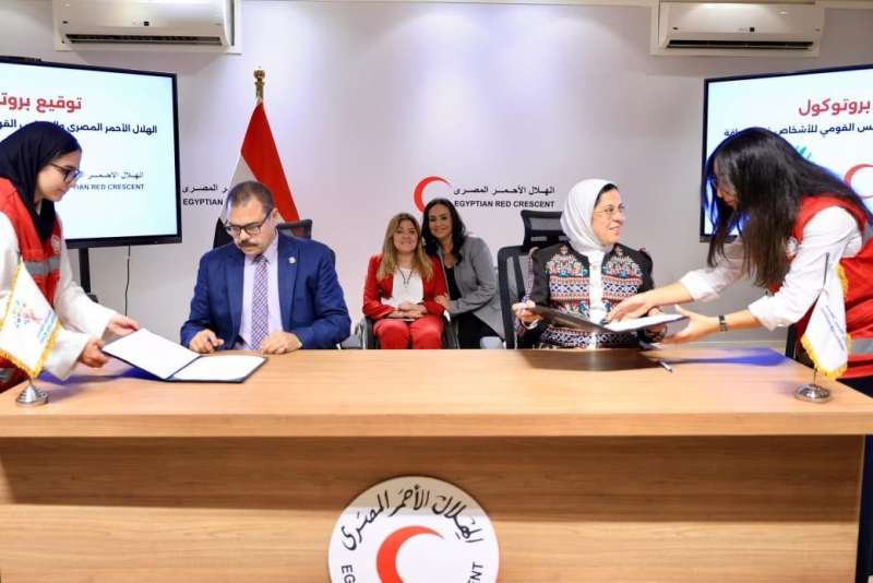المشرف العام للمجلس القومي للأشخاص ذوي الإعاقة والهلال الأحمر يوقعان بروتوكولاً لتمكين ودمج ذوي الإعاقة في العمل التطوعي