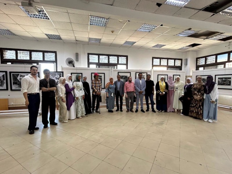 رئيس جامعة المنصورة يتفقد معرض مشروعات التخرج للدفعة الثامنة بكلية الفنون الجميلة