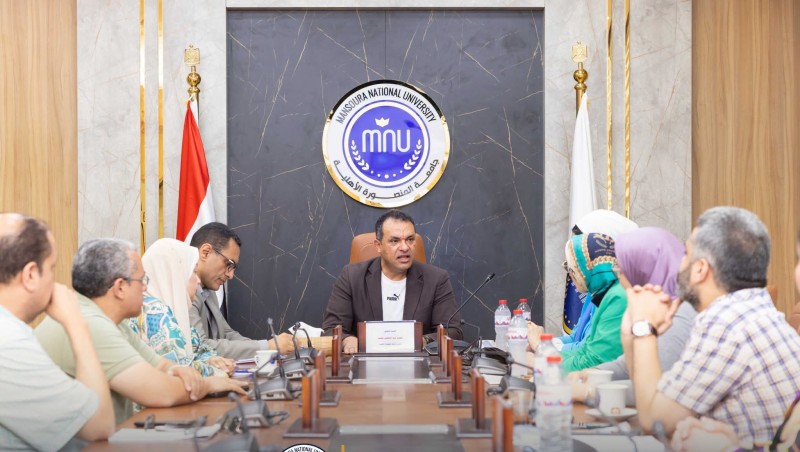 رئيس جامعة المنصورة الأهلية يترأس اجتماعًا لمتابعة الملفات الأكاديمية وخطط دعم الطلاب وتحسين العملية التعليمية