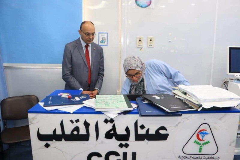 رئيـس مجلـس إدارة المستشفيـات الجامعيـة بالمنوفية يتابـع سيـر العمـل بعنايـة القلـب المركـزة